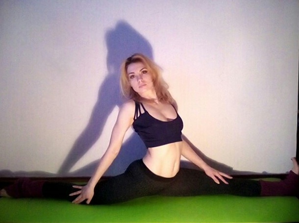 instagram's @sunloverflower doing the yoga full splits